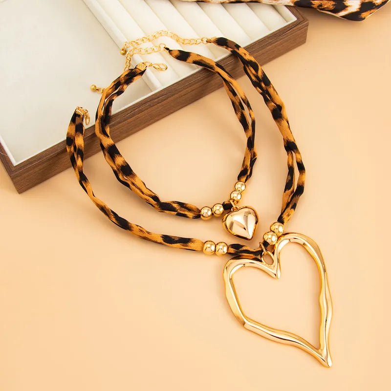 Fashionable Retro Women's Cotton Scarf Necklace With Exaggerated Clavicle Chain And Heart Pendant in Gold Plated Alloy - RYZZ