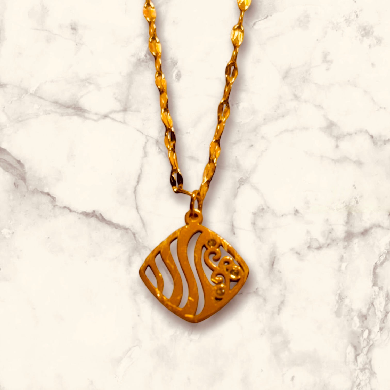 Abstract Pattern Golden Anti Tarnish Pendant Clasp Necklace - RYZZ