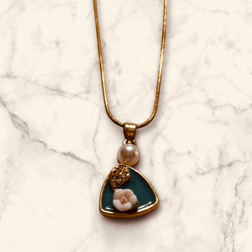 Golden Anti Tarnish Floral Enamel Pendant Clasp Necklace - RYZZ