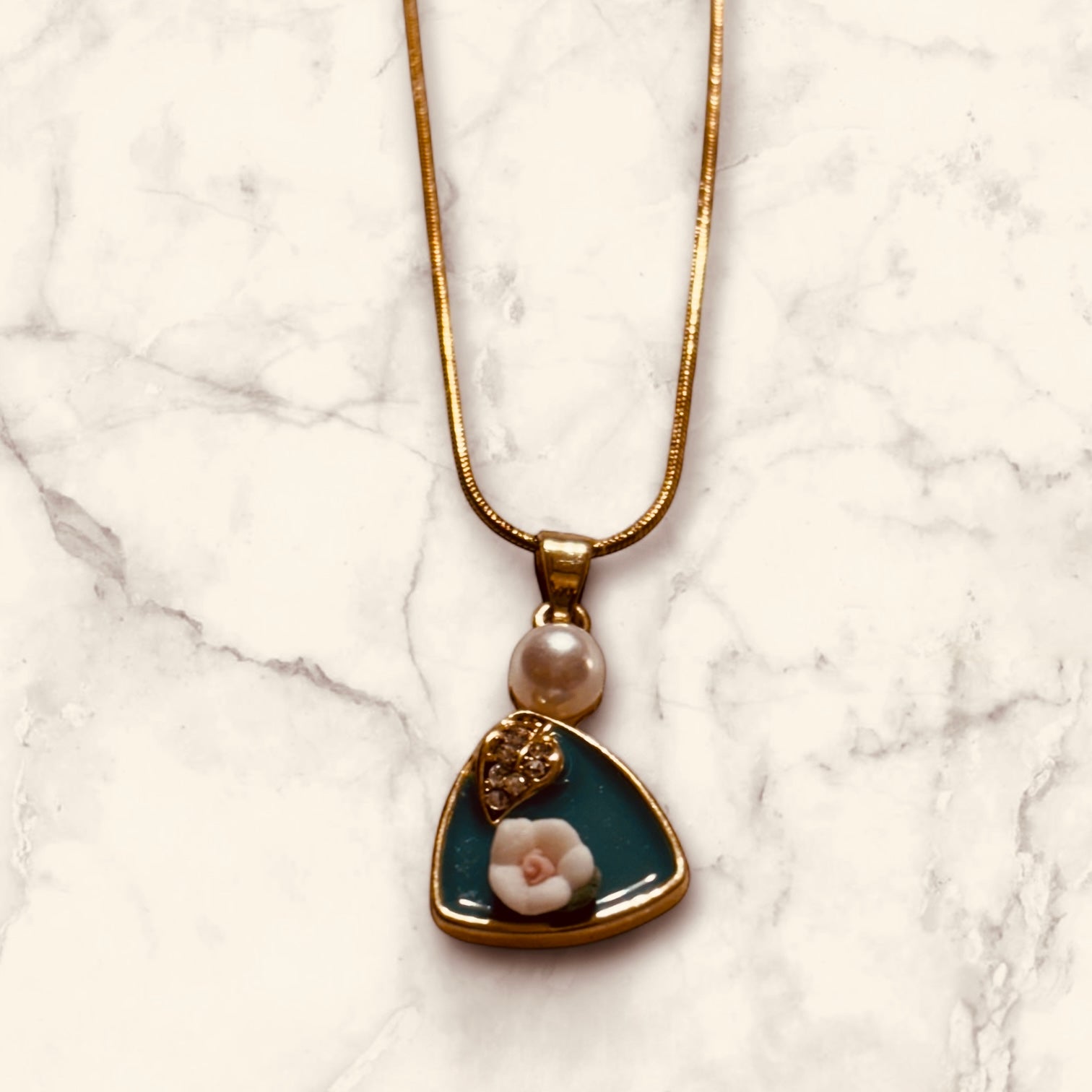 Golden Anti Tarnish Floral Enamel Pendant Clasp Necklace - RYZZ