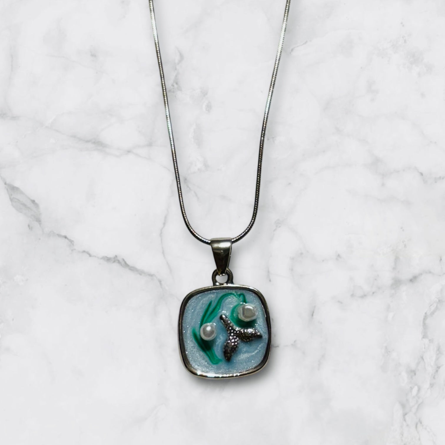 Silver Tone Enamel Pendant Chain Necklace Fish Fin Motif - RYZZ
