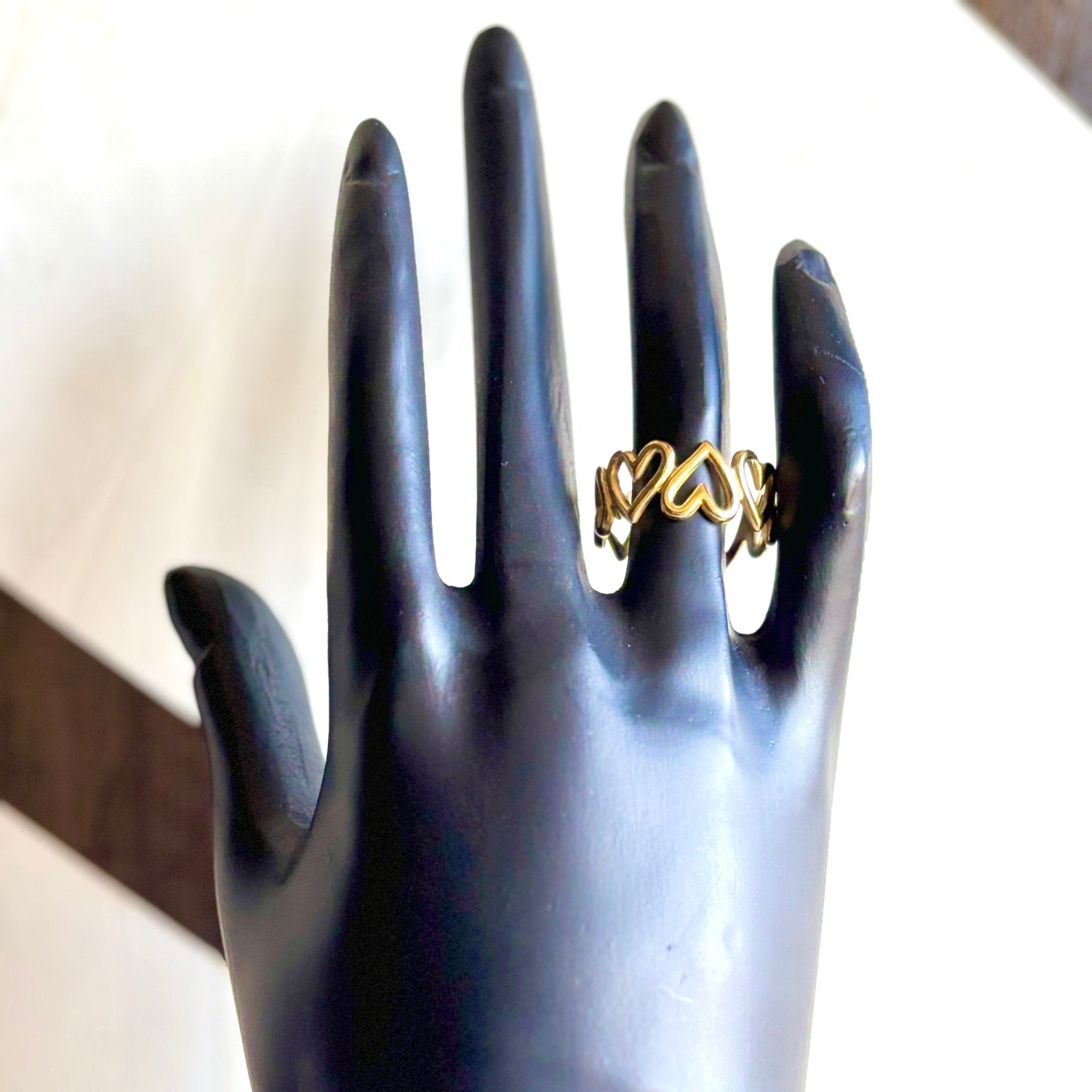 Hearts That Cover Your Ring Finger Anti Tarnish Ring - RYZZ