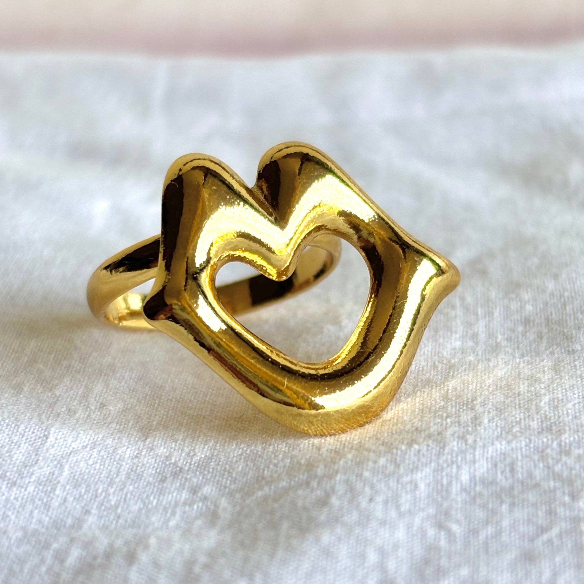 Lucky Lips Anti Tarnish Brass Ring for the Funky Look - RYZZ