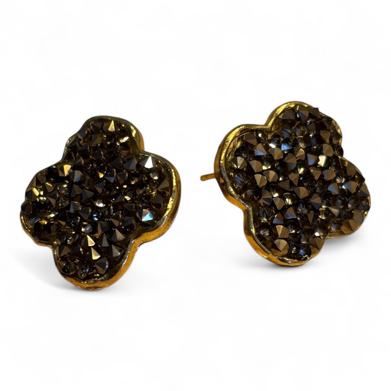 Floral shaped gold finish chunky stones stud earrings - RYZZ