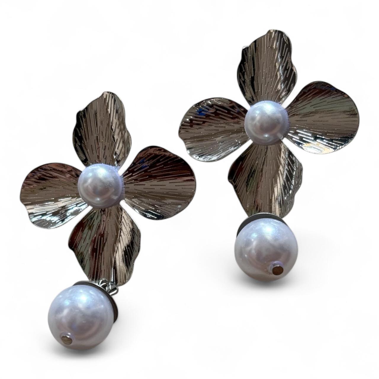 Chunky Metal with Pearl Korean Design Earrings - RYZZ